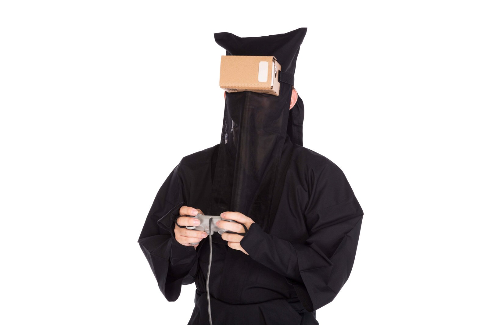 黒いジャケット姿でVRゴーグルを装着し、コントローラーを握る人物［モデル：鈴木秀］