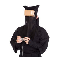 VR（仮想現実）のゲームプレイ中、黒子のように裏で支える人物の写真