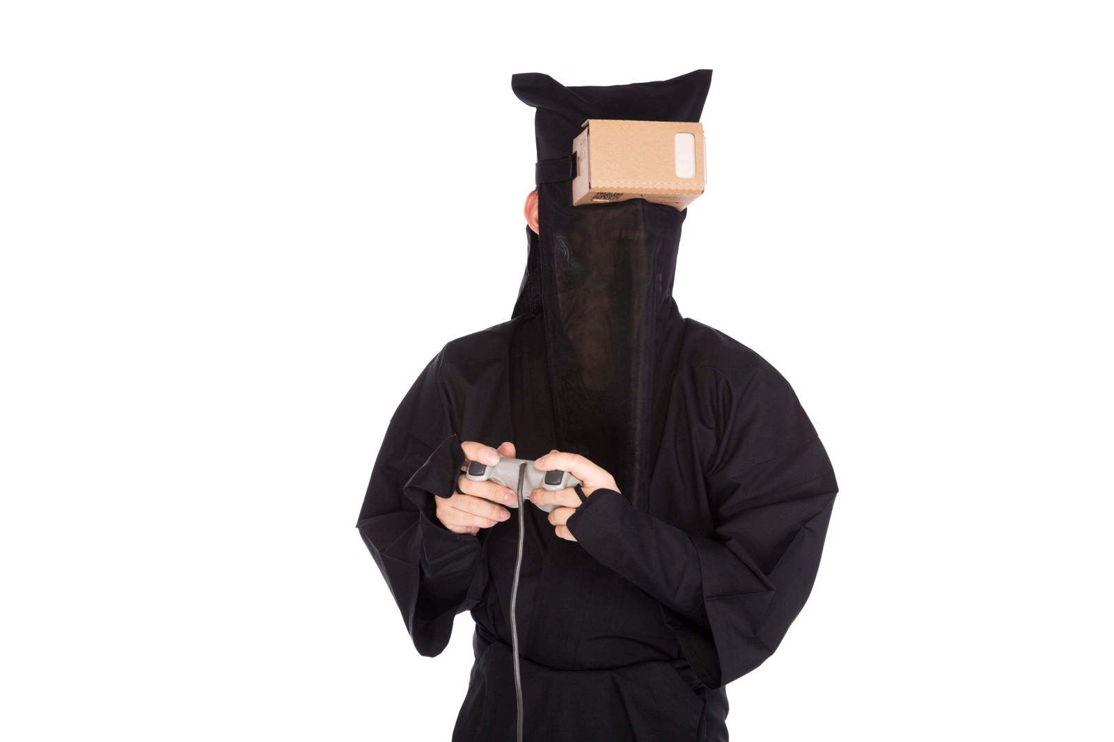 黒子が段ボールVRゴーグルを付けコントローラーを操作［モデル：鈴木秀］