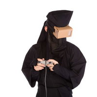 あまりにもリアルなVRゲームで目をそらす黒子の写真