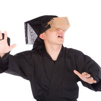す、すごい！このあたりにたわわなおｐ VR黒子姿で驚く男性の写真