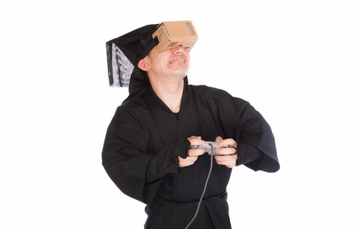 巨大なカーチャンが迫ってくる！（VRでゲーム中）