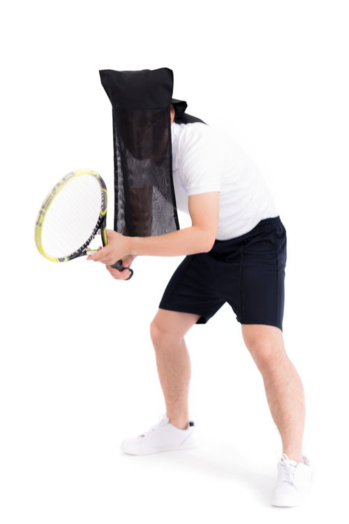 黒い布をかぶってテニスをする王子様、白いシューズで颯爽とプレイ