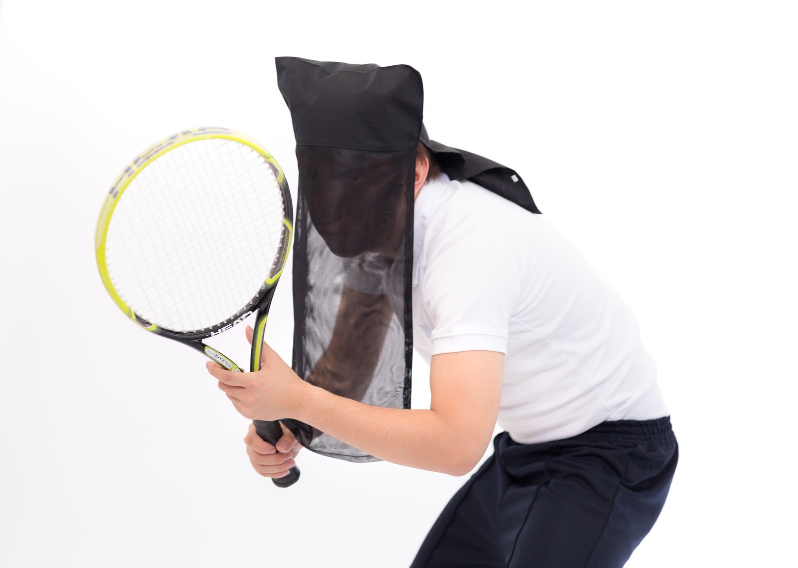 黒い頭巾で顔を覆い、黄緑枠のテニスラケットを構える男性選手の競技姿勢［モデル：鈴木秀］
