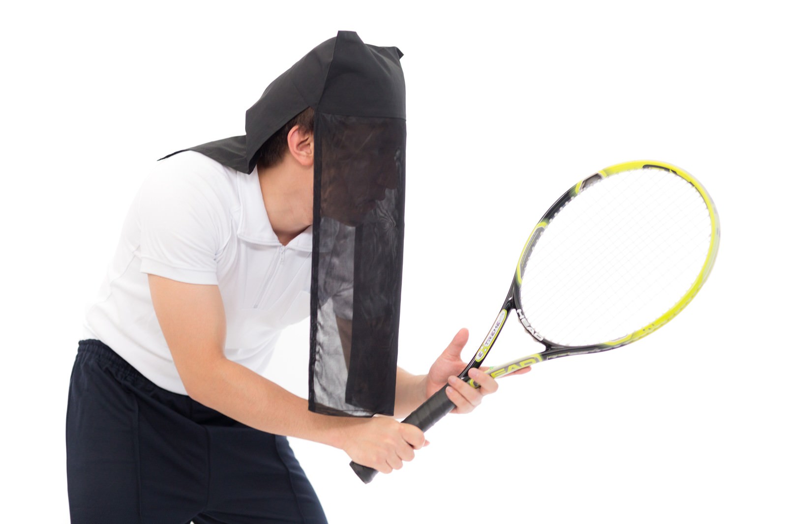 顔を覆った人物が黄色いテニスラケットを持つ［モデル：鈴木秀］