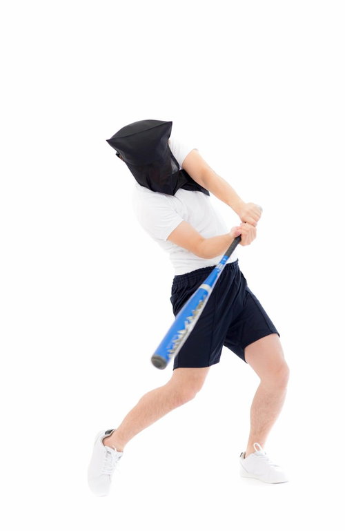 グワァラゴワガキン、黒い布で顔を覆ったバッターがフルスイング