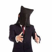 顔出しできない社長のインタビュー風景、黒い布で身元を隠した匿名取材の写真
