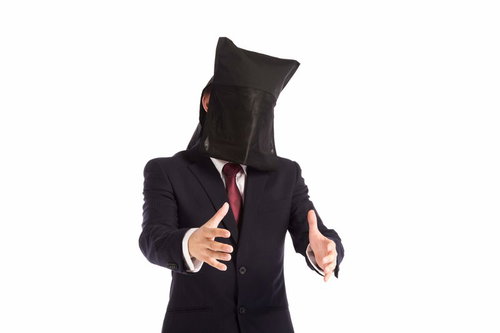 顔出しできない社長のインタビュー風景、黒い布で身元を隠した匿名取材