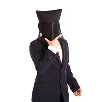 このジャンケン勝負、俺はコレを出すぜ。黒衣の黒子がスーツ姿で決意の写真