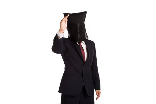 近所のおばさんに不審がられるも気にせず爽やかに挨拶をする黒子