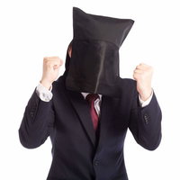 匿名でも弱腰の営業マン、黒い枕で顔を隠すの写真
