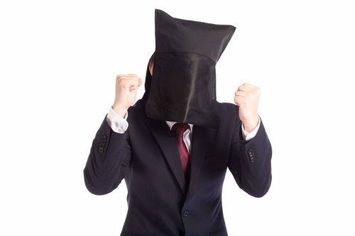 匿名でも弱腰の営業マン、黒い枕で顔を隠す