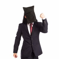 顔のことはどうでも良いので、見てくださいよ。この筋肉。黒いスーツでガッツポーズの写真