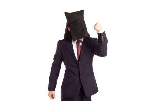 顔のことはどうでも良いので、見てくださいよ。この筋肉。黒いスーツでガッツポーズ