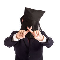 ここは禁煙ですぅ（NG）と指で×を作る黒衣のビジネスパーソンの写真