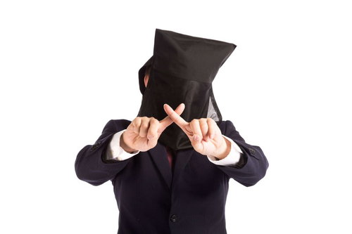 ここは禁煙ですぅ（NG）と指で×を作る黒衣のビジネスパーソン