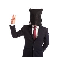 黒い袋をかぶったビジネスマンがピースサインの写真