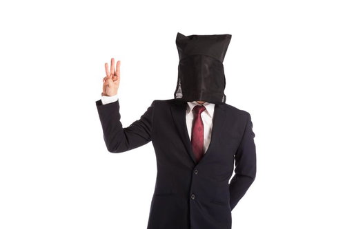 黒い袋をかぶったビジネスマンがピースサイン