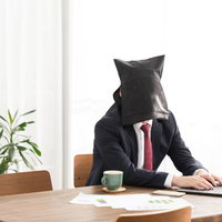 資料にコーヒーをこぼす3秒前、顔を隠したノマドワーカーの写真