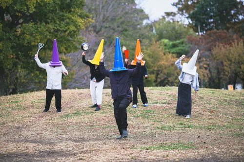 三角コーン女子に追い回される三角コーン（青）