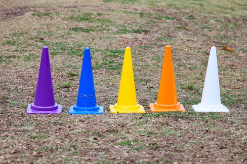 紫・青・黄色・オレンジ・白色のカラバリ三角コーン