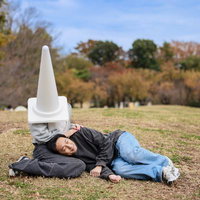 三角コーン女子と週末デートを楽しむ男性の写真