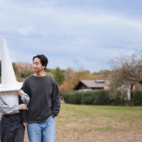 三角コーン女子と腕組デートをする男性の写真