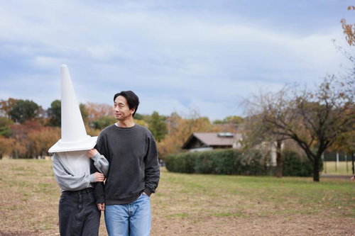 三角コーン女子と腕組デートをする男性