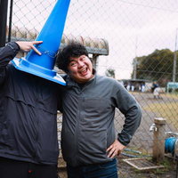 フリー素材モデルの段田隼人さんと三角コーンマンのツーショットの写真