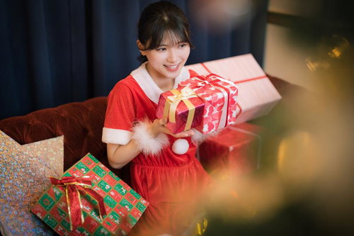 赤いサンタ衣装でクリスマスプレゼントを用意した女性