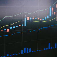 金融市場の上昇トレンドを示す右肩上がりのローソク足チャートの写真