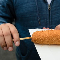 衣の薄いチーズドッグの写真