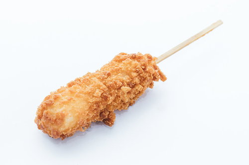 黄金色に揚がったカリカリのチーズドッグ、白い背景にくっきり映る