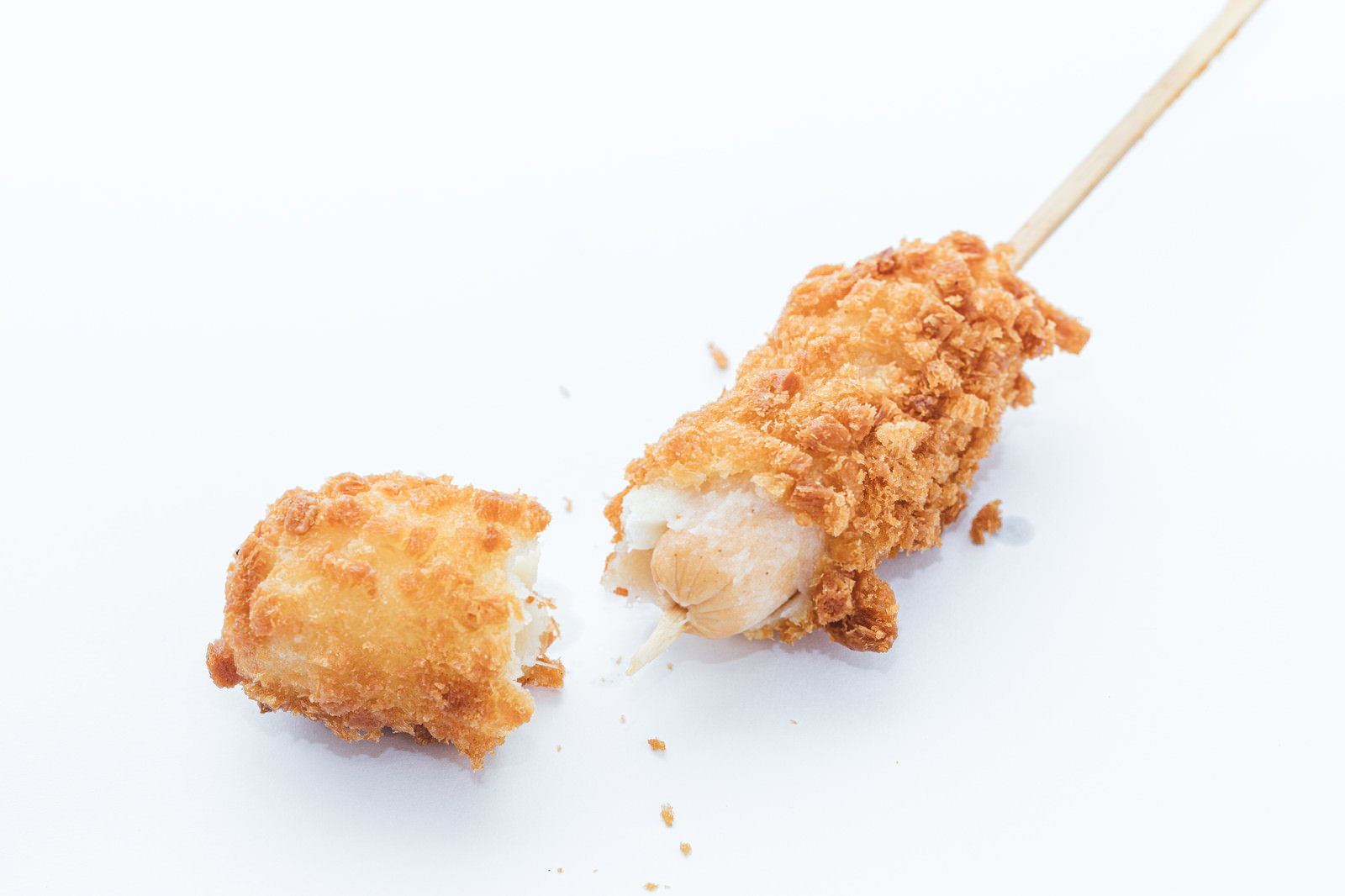 衣がサクサクでチーズがこぼれ落ちているチーズドッグ