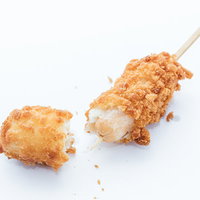 衣がサクサクのチーズドッグ、とろりこぼれるチーズの写真