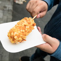 衣がサクサクの揚げたてチーズドッグ、ジャンクフード代表の屋台グルメの写真