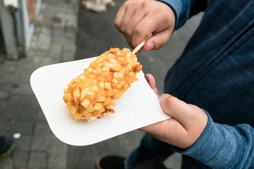 衣がサクサクの揚げたてチーズドッグ、ジャンクフード代表の屋台グルメ