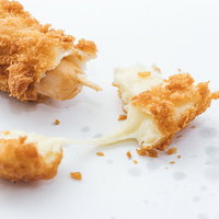 チーズドッグの先端部分に溢れ出すとろりチーズの写真