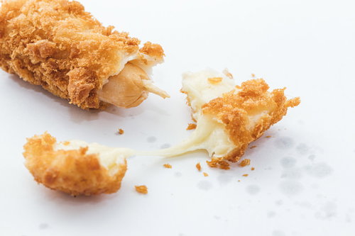 チーズドッグの先端部分に溢れ出すとろりチーズ