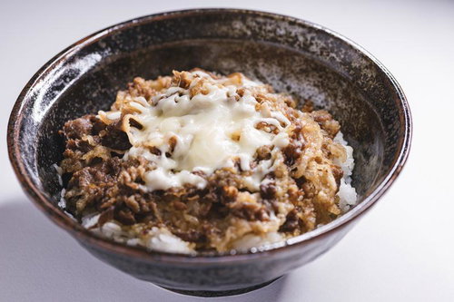 チーズが溶けた高カロリー牛丼、こんがり焼けたチーズと牛肉の丼物