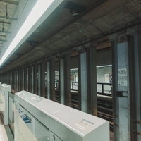 静かな虎ノ門ヒルズ駅のコンクリート柱が並ぶホームの写真