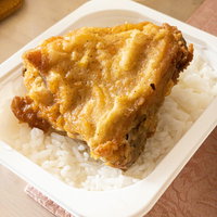 レンチンご飯とフライドチキンの盛り合わせの写真