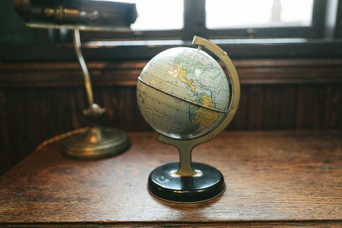 木製テーブルに置かれたアンティークなレトロ地球儀