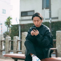 今日もお祈りメール、スマホで確認する就活中のアラフォーの写真