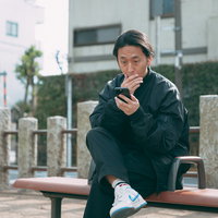 たまたま買ったくじが当選してた男性がスマホで確認して驚くの写真