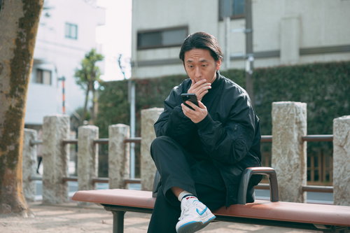 たまたま買ったくじが当選してた男性がスマホで確認して驚く