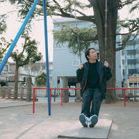 公園のブランコで時間を潰すアラフォー男性の写真