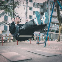 人生のブランコを楽しむ男性、公園での楽しい遊びの写真