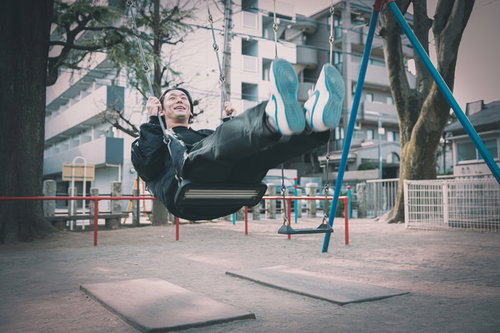 人生のブランコを楽しむ男性、公園での楽しい遊び