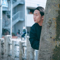 木陰から覗き見するお父さんの写真